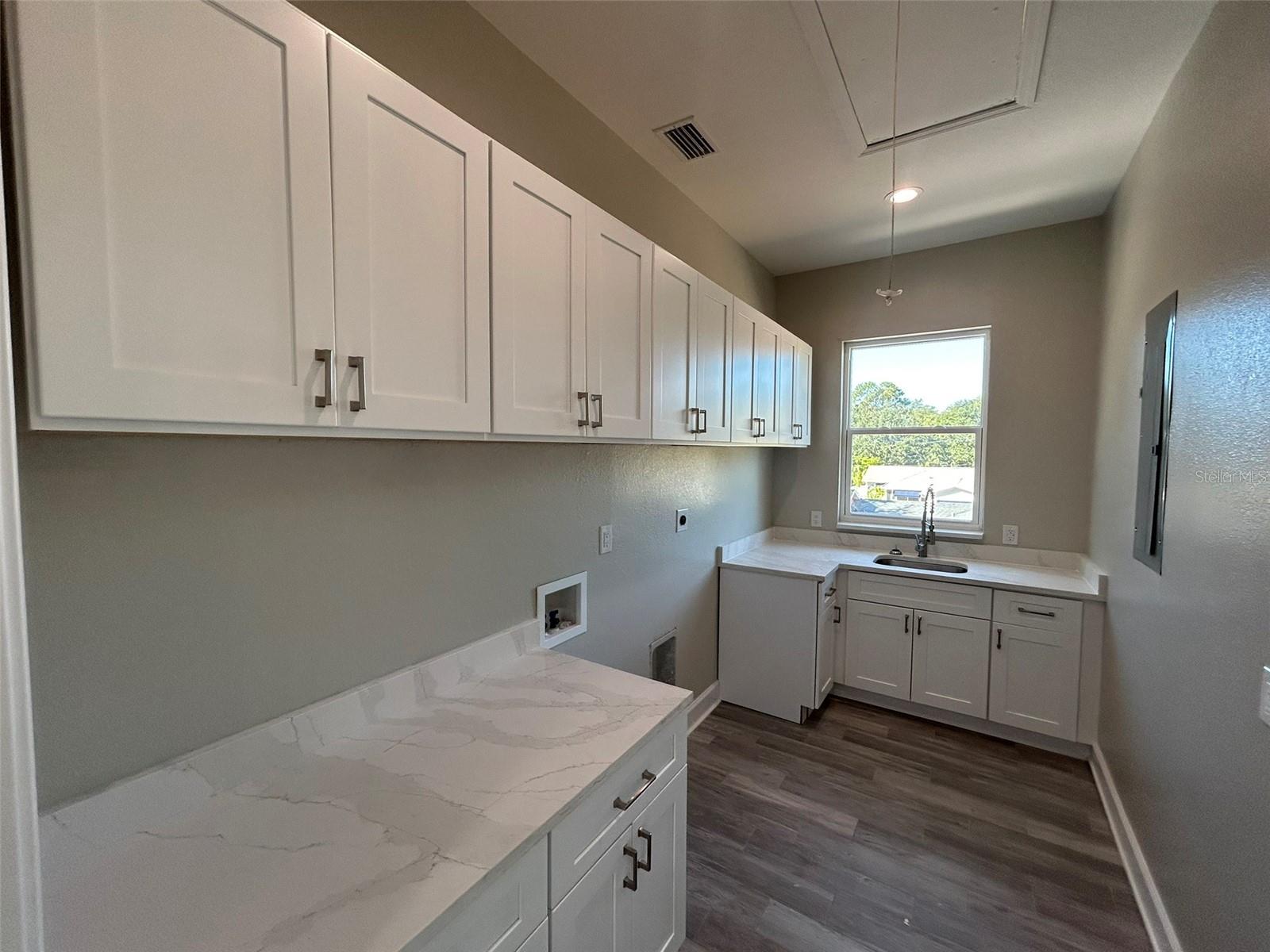 Listing photo id 47 for 862 46th Avenue N