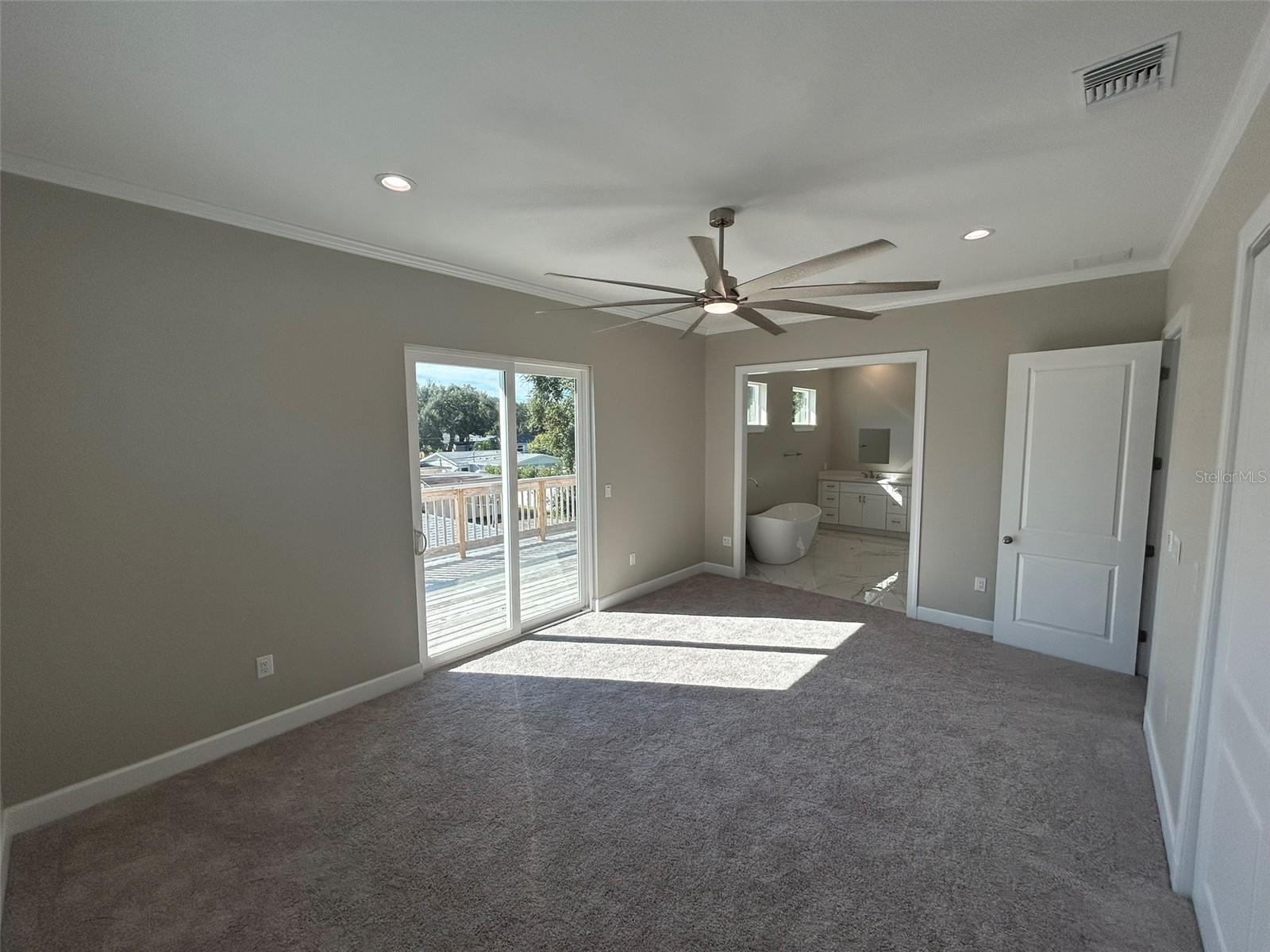 Listing photo id 50 for 862 46th Avenue N