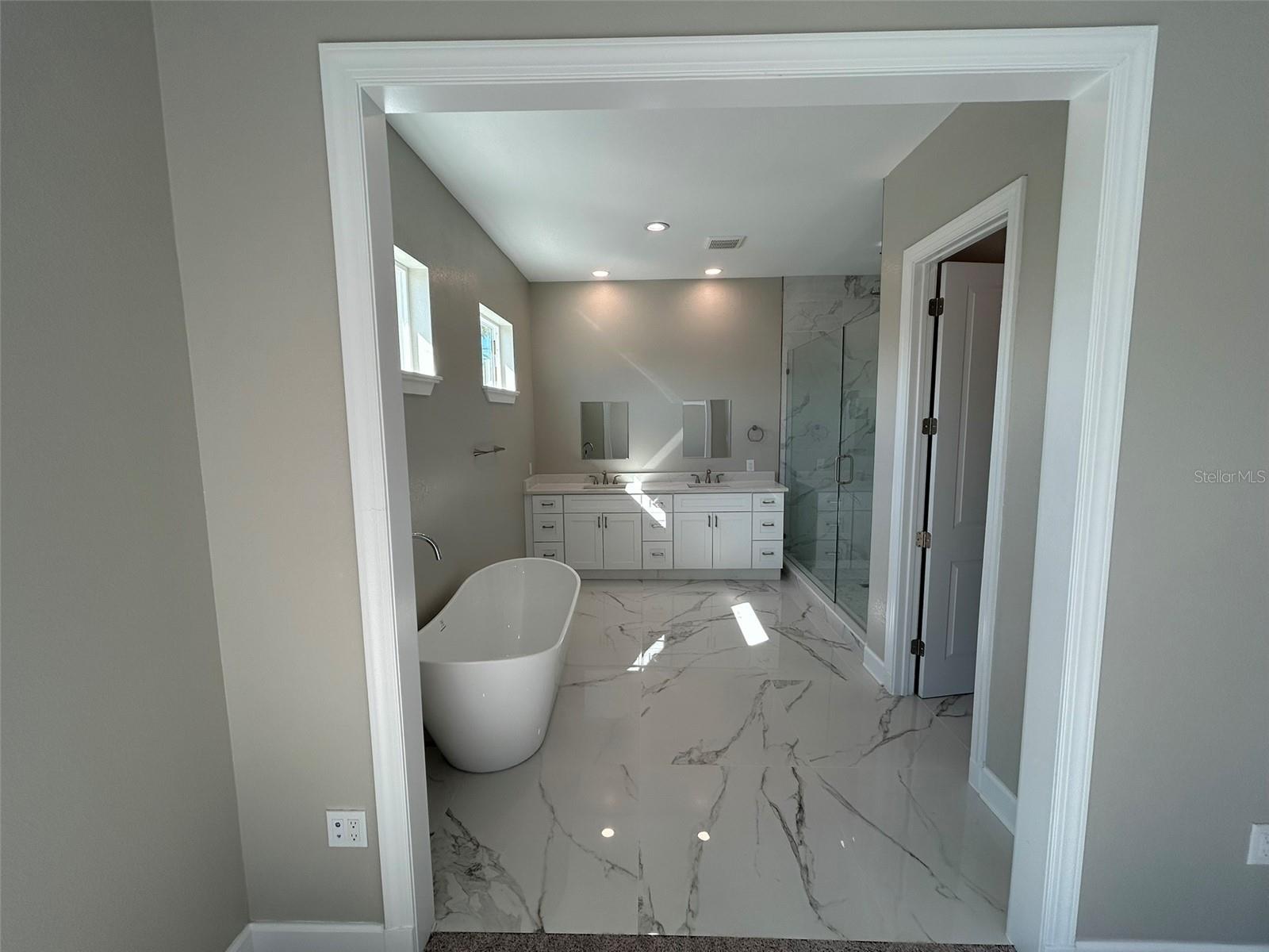 Listing photo id 51 for 862 46th Avenue N