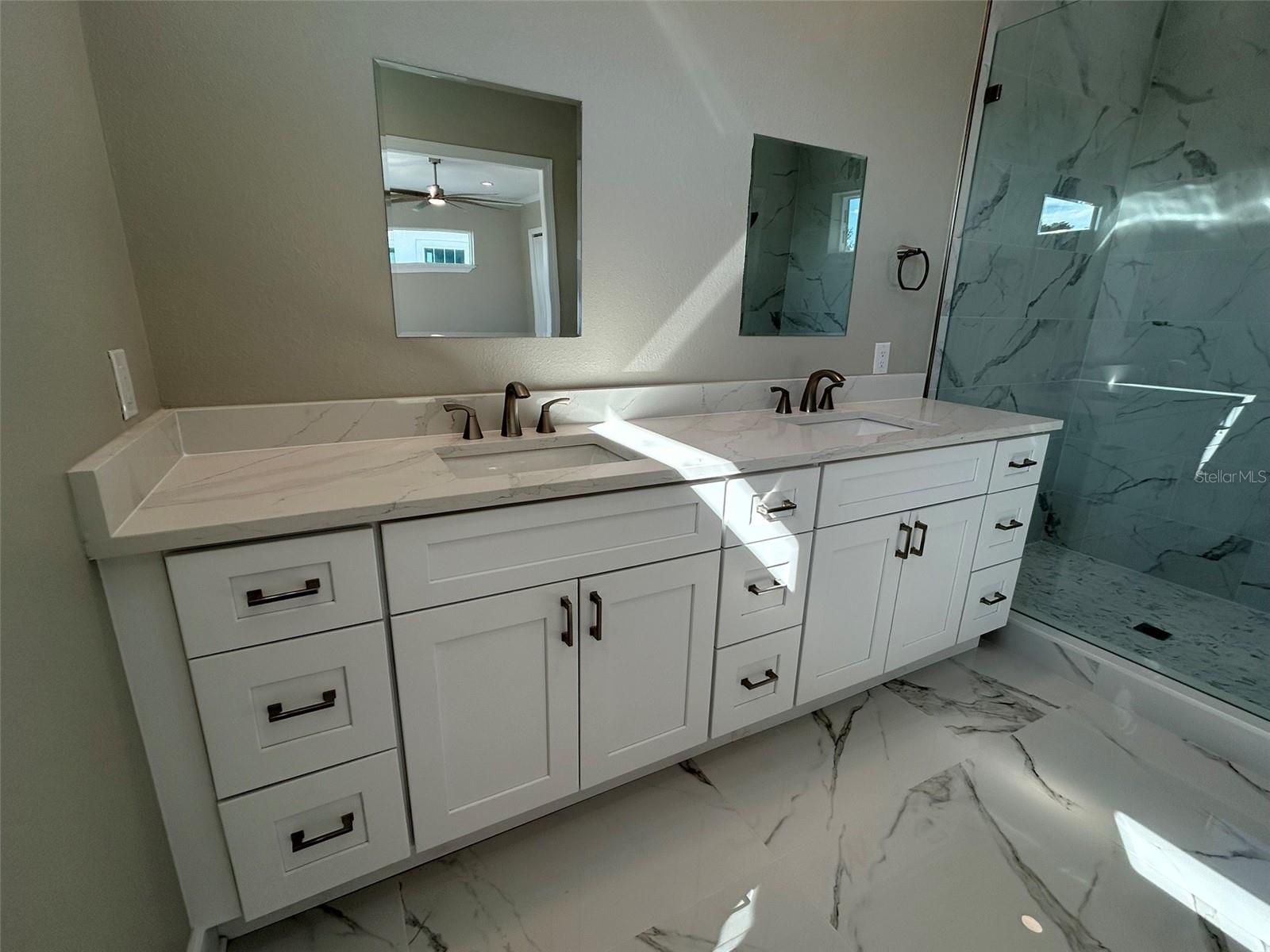 Listing photo id 52 for 862 46th Avenue N