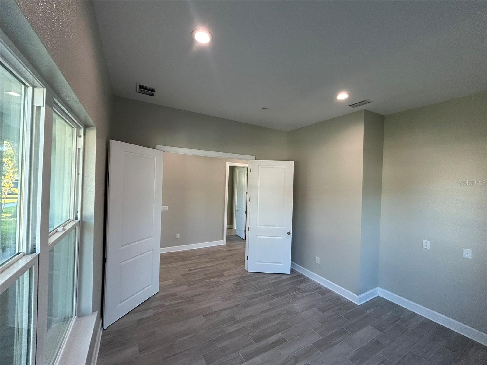 Listing photo id 7 for 862 46th Avenue N