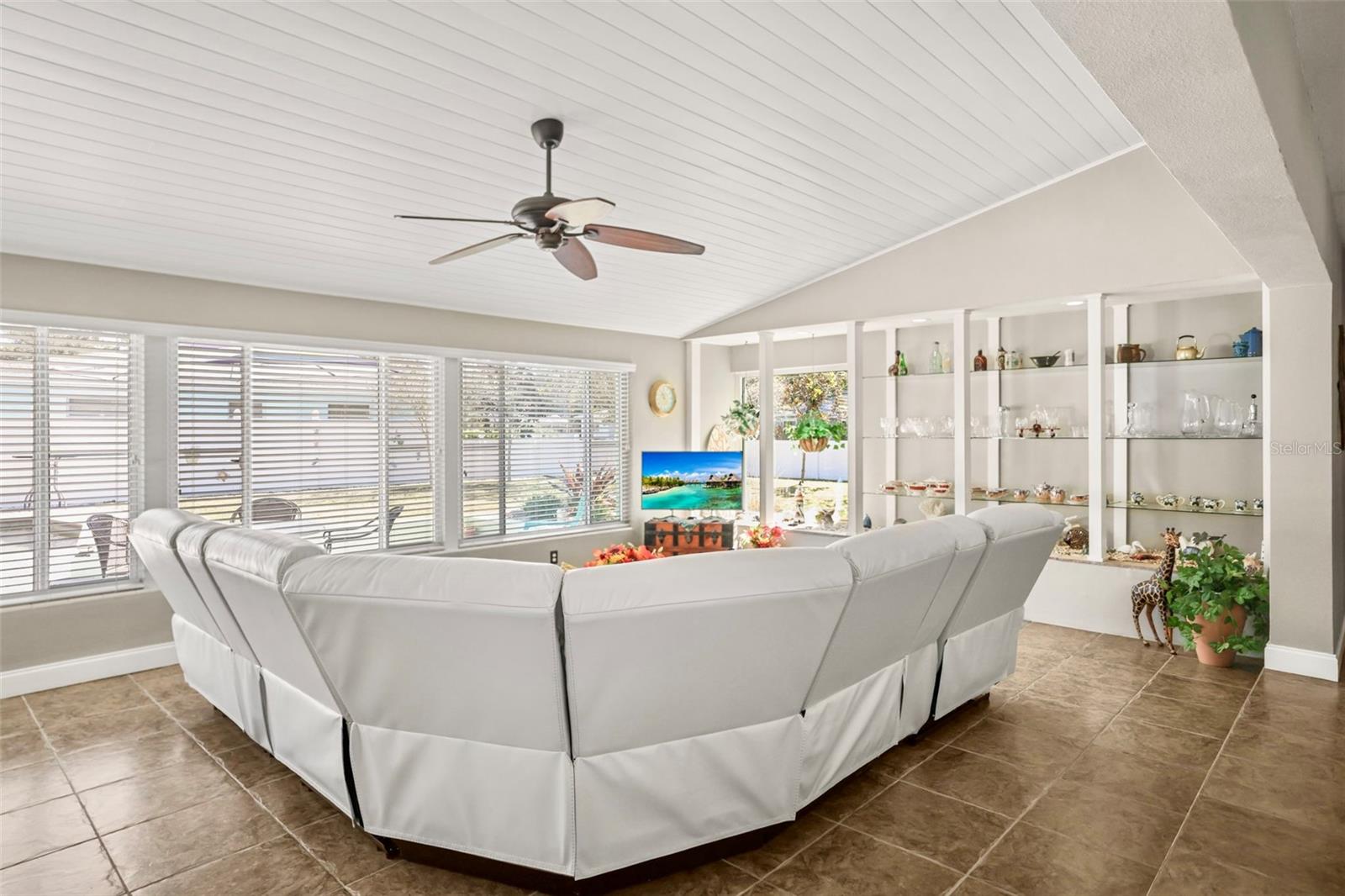 Listing photo id 12 for 55 Valencia Drive