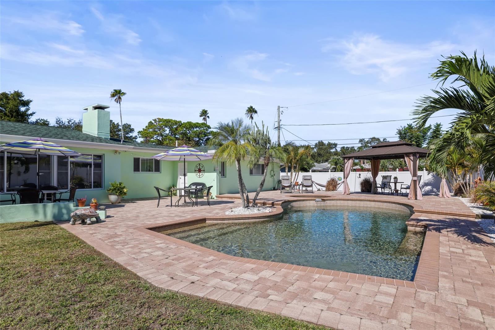 Listing photo id 13 for 55 Valencia Drive