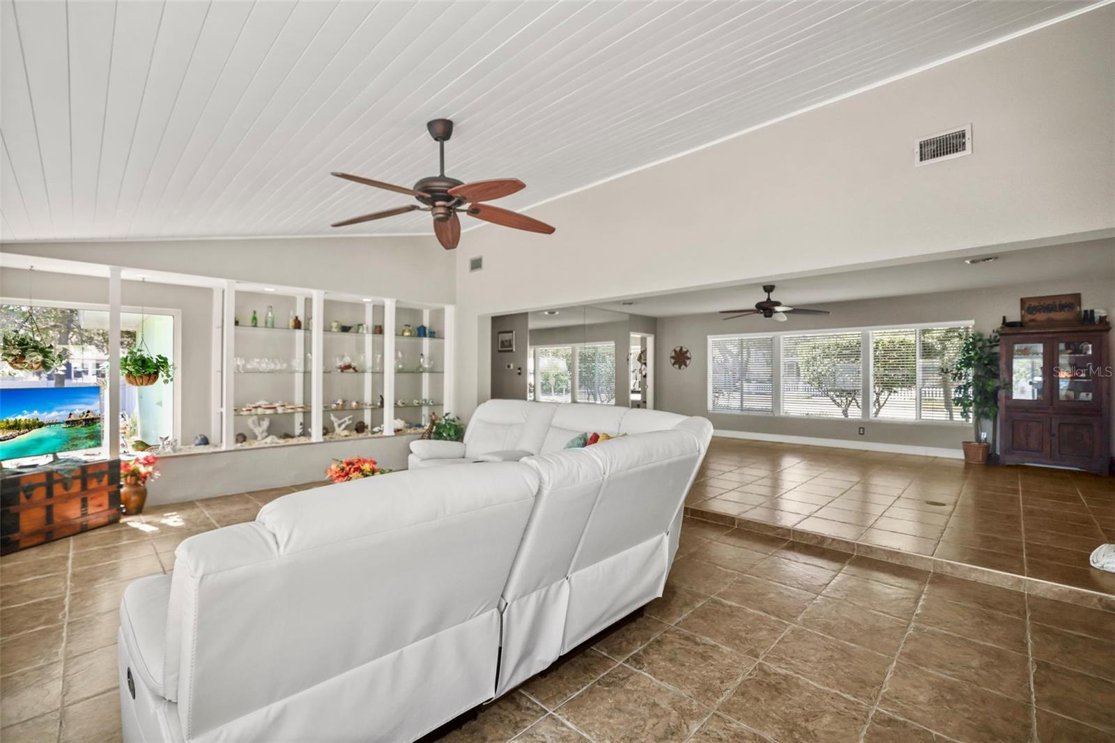 Listing photo id 19 for 55 Valencia Drive