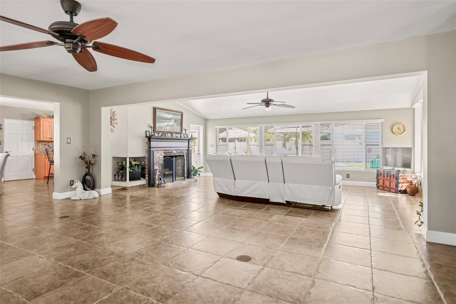 Listing photo id 4 for 55 Valencia Drive