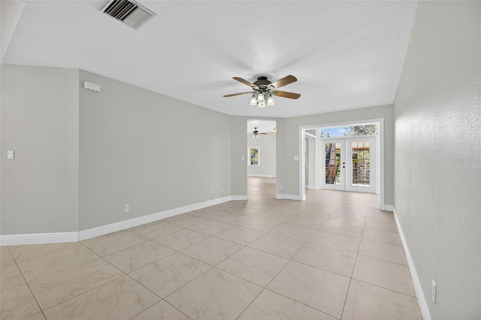 Image 13 of 62 For 172 Lake Shore Drive W