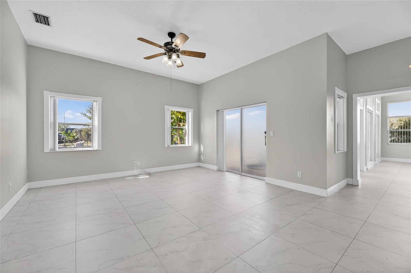 Image 14 of 62 For 172 Lake Shore Drive W