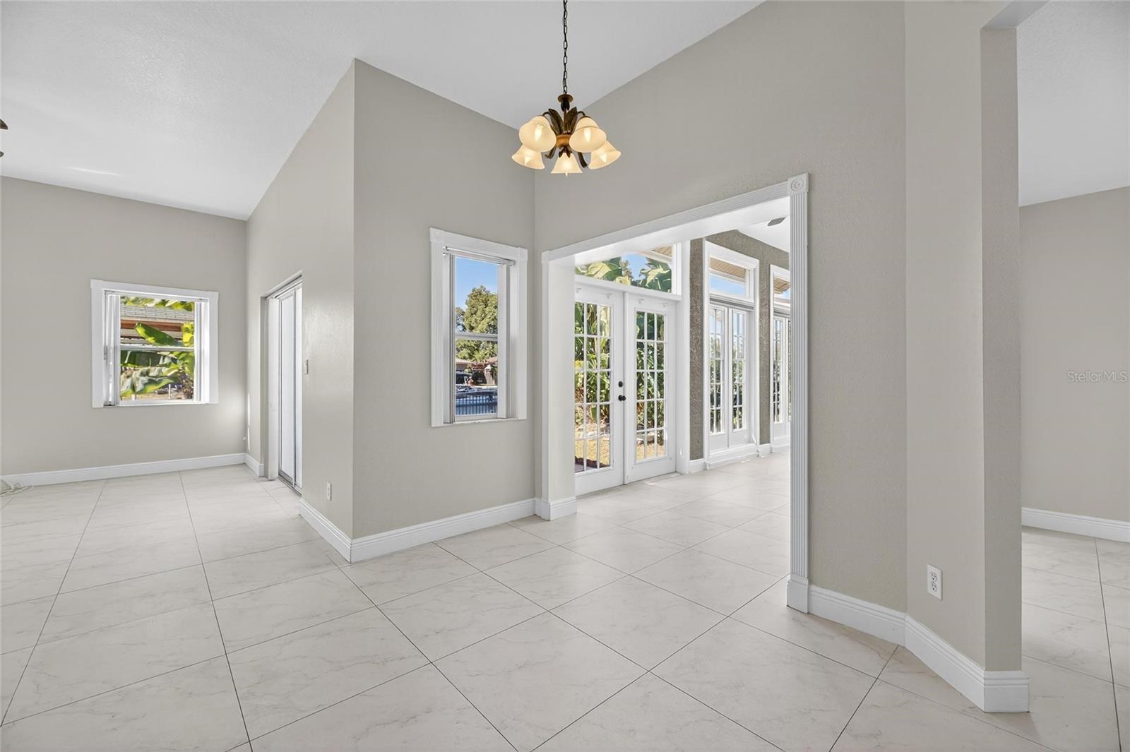 Image 18 of 62 For 172 Lake Shore Drive W