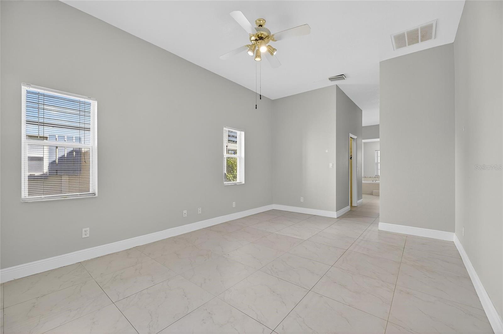 Image 20 of 62 For 172 Lake Shore Drive W