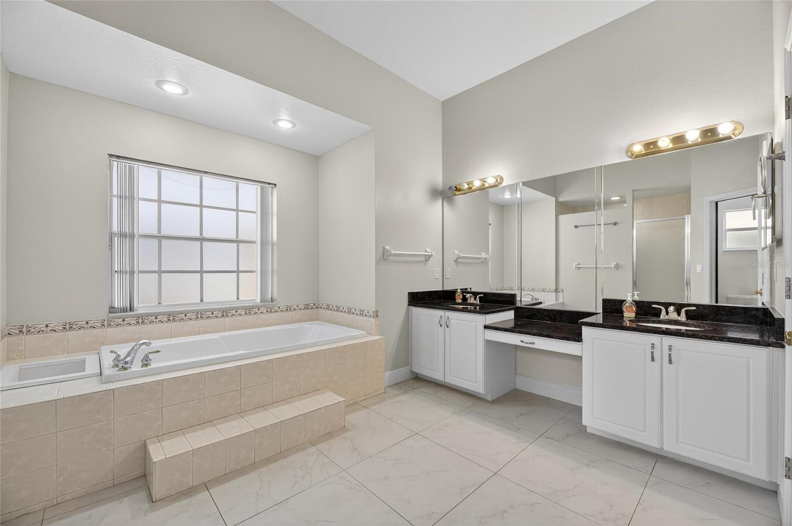 Image 25 of 62 For 172 Lake Shore Drive W