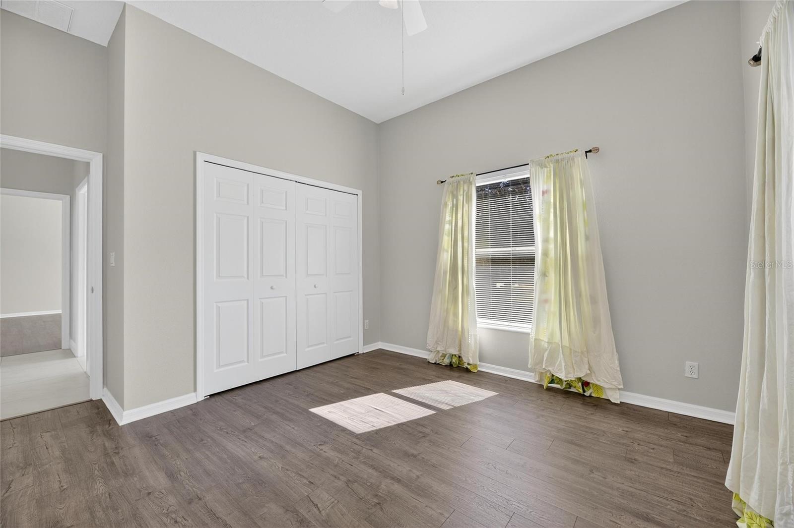 Image 32 of 62 For 172 Lake Shore Drive W