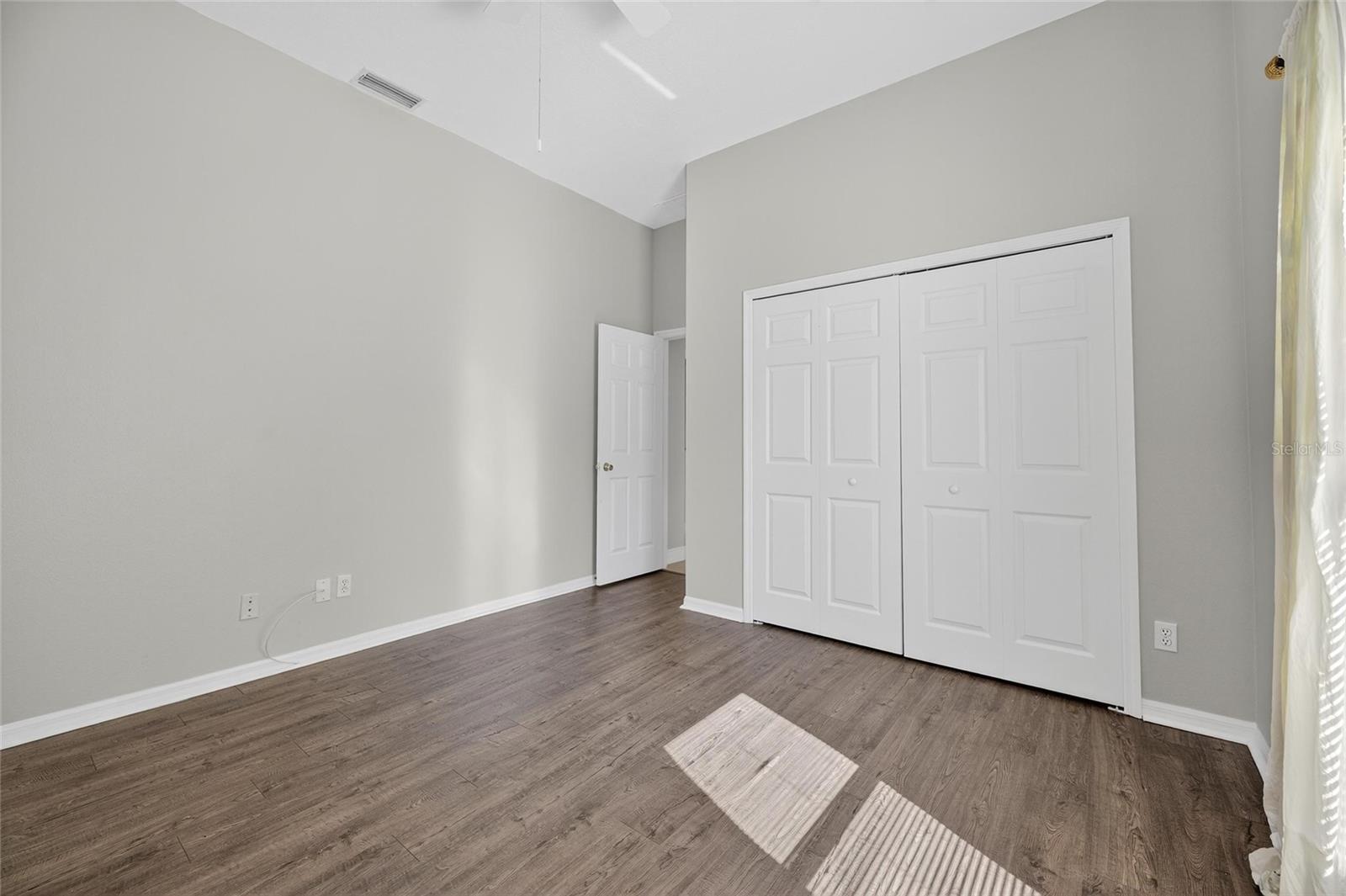 Image 33 of 62 For 172 Lake Shore Drive W