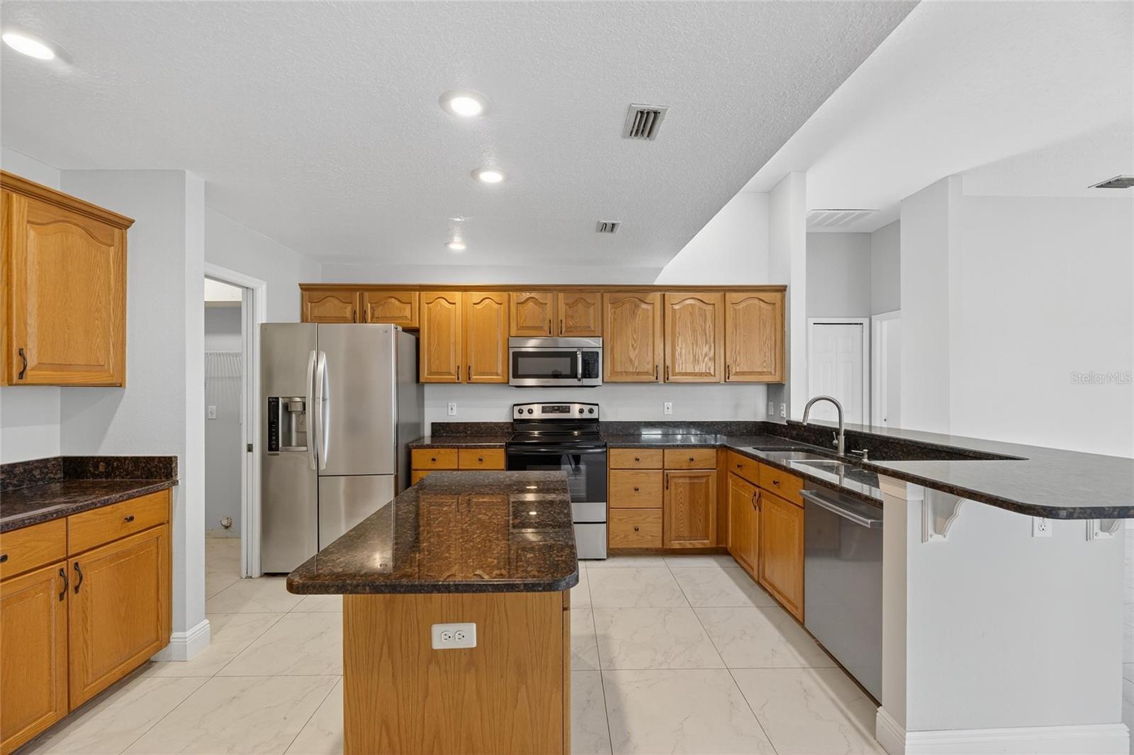 Image 4 of 62 For 172 Lake Shore Drive W