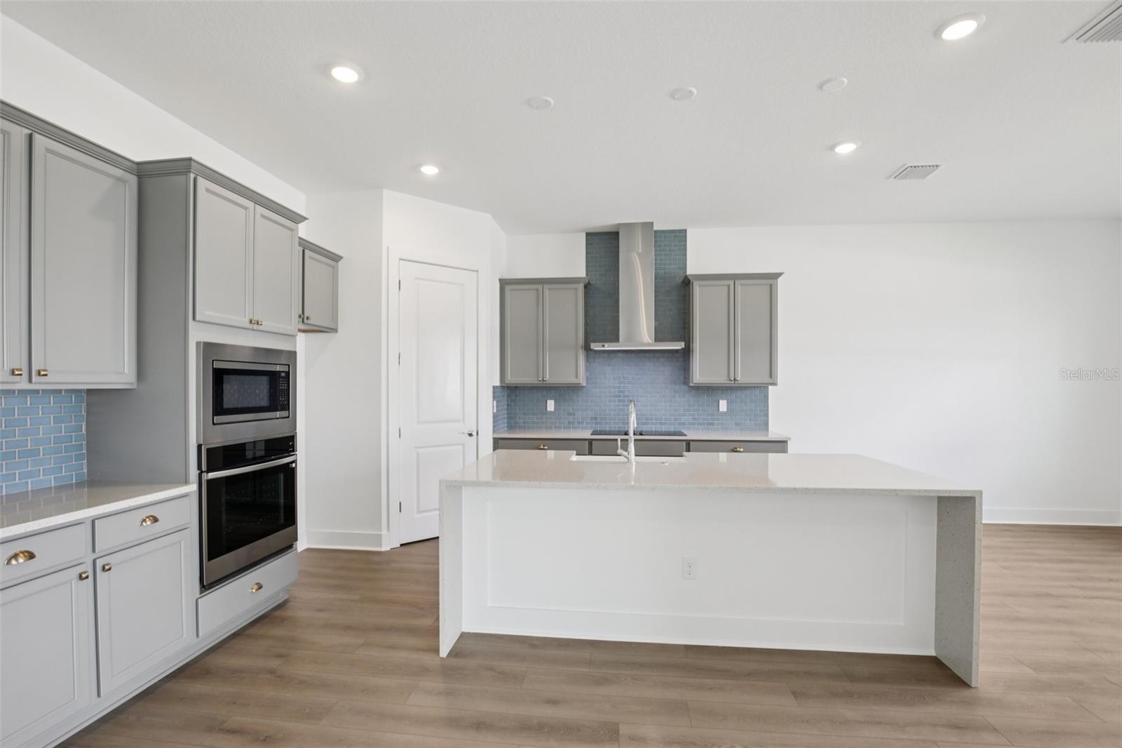 Image 16 of 46 For 8218 Golden Beach Court