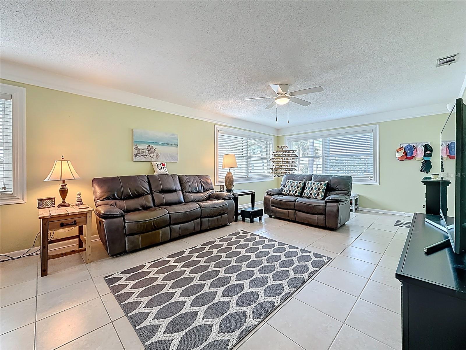 Listing photo id 11 for 5267 81st St N  26