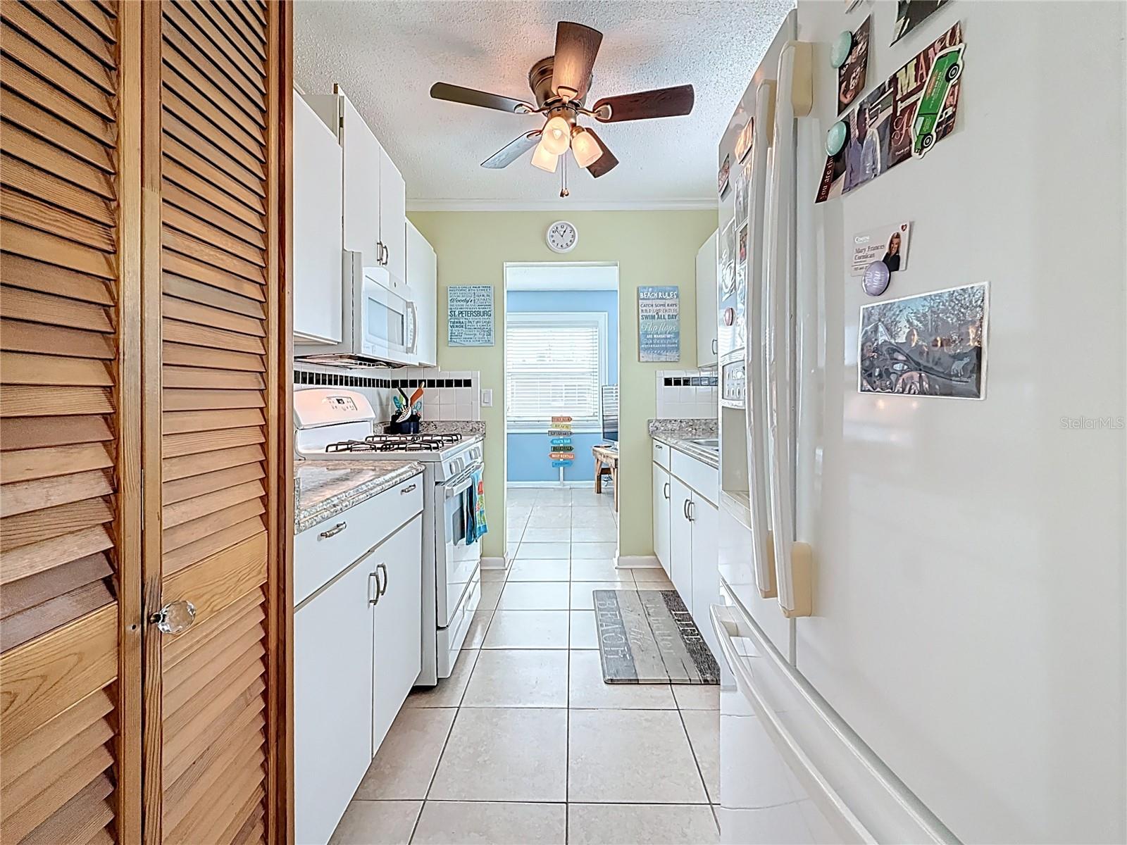 Listing photo id 14 for 5267 81st St N  26