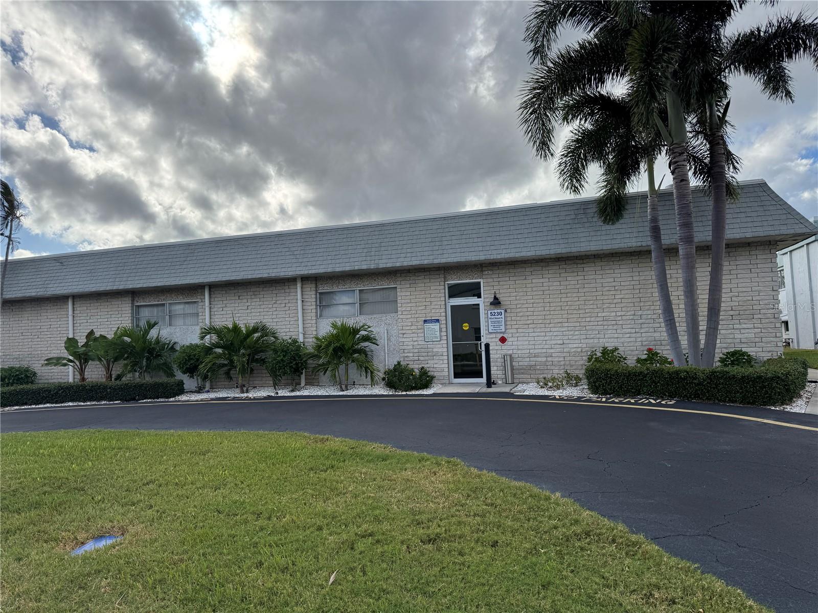 Listing photo id 45 for 5267 81st St N  26