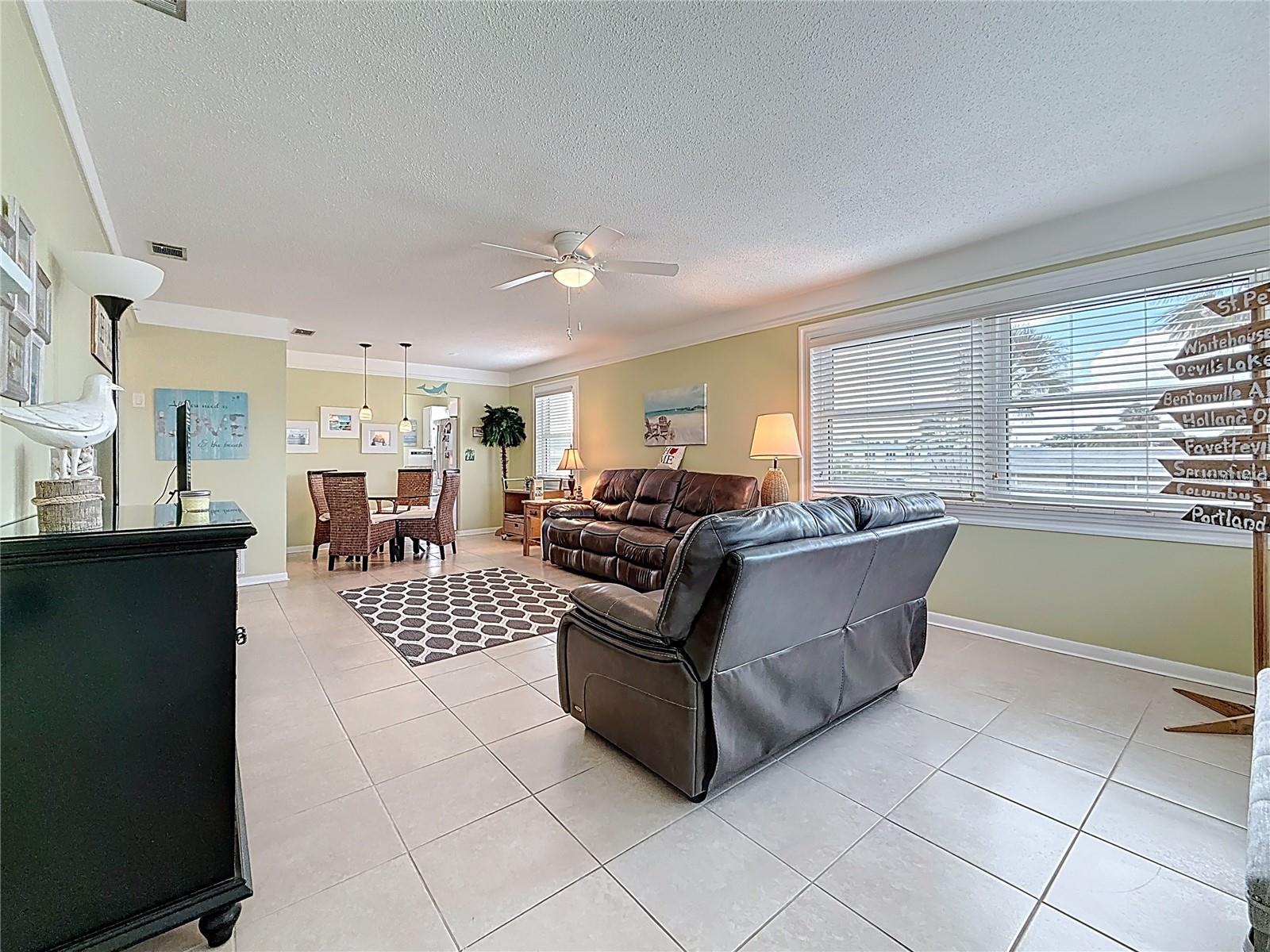 Listing photo id 4 for 5267 81st St N  26