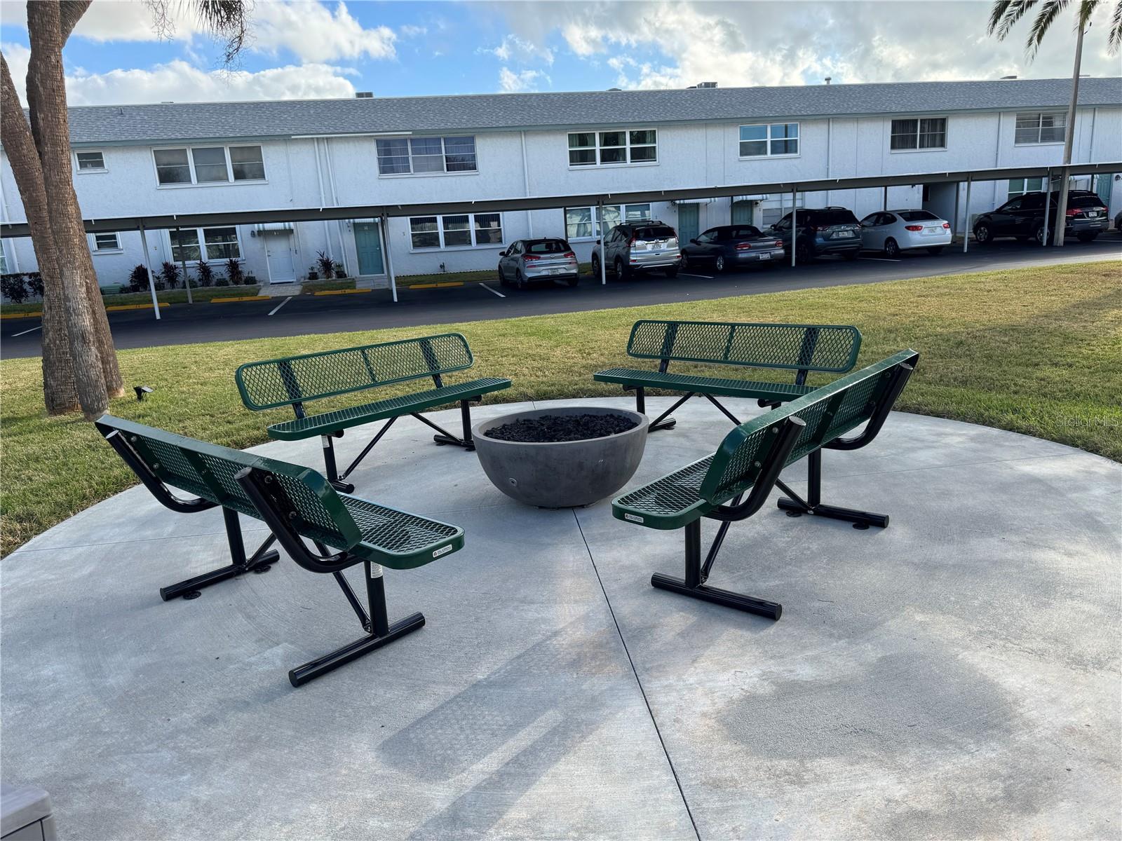 Listing photo id 58 for 5267 81st St N  26