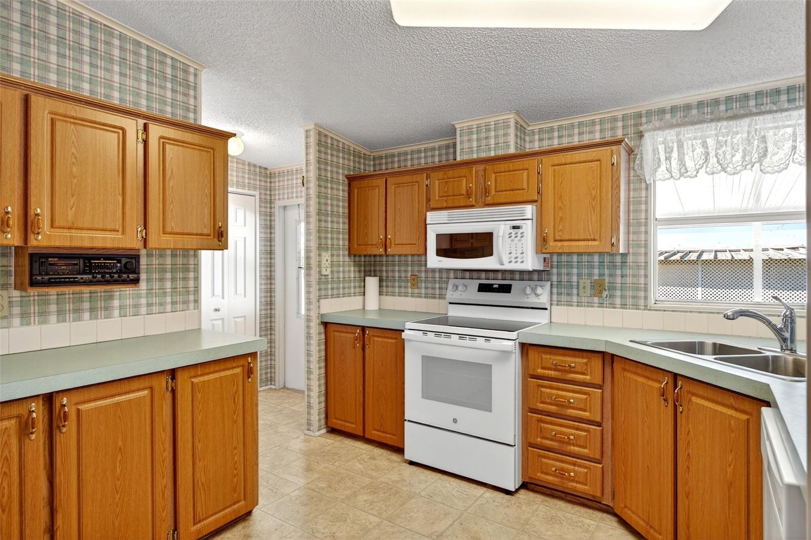 Image 11 of 47 For 8046 Highpoint Boulevard