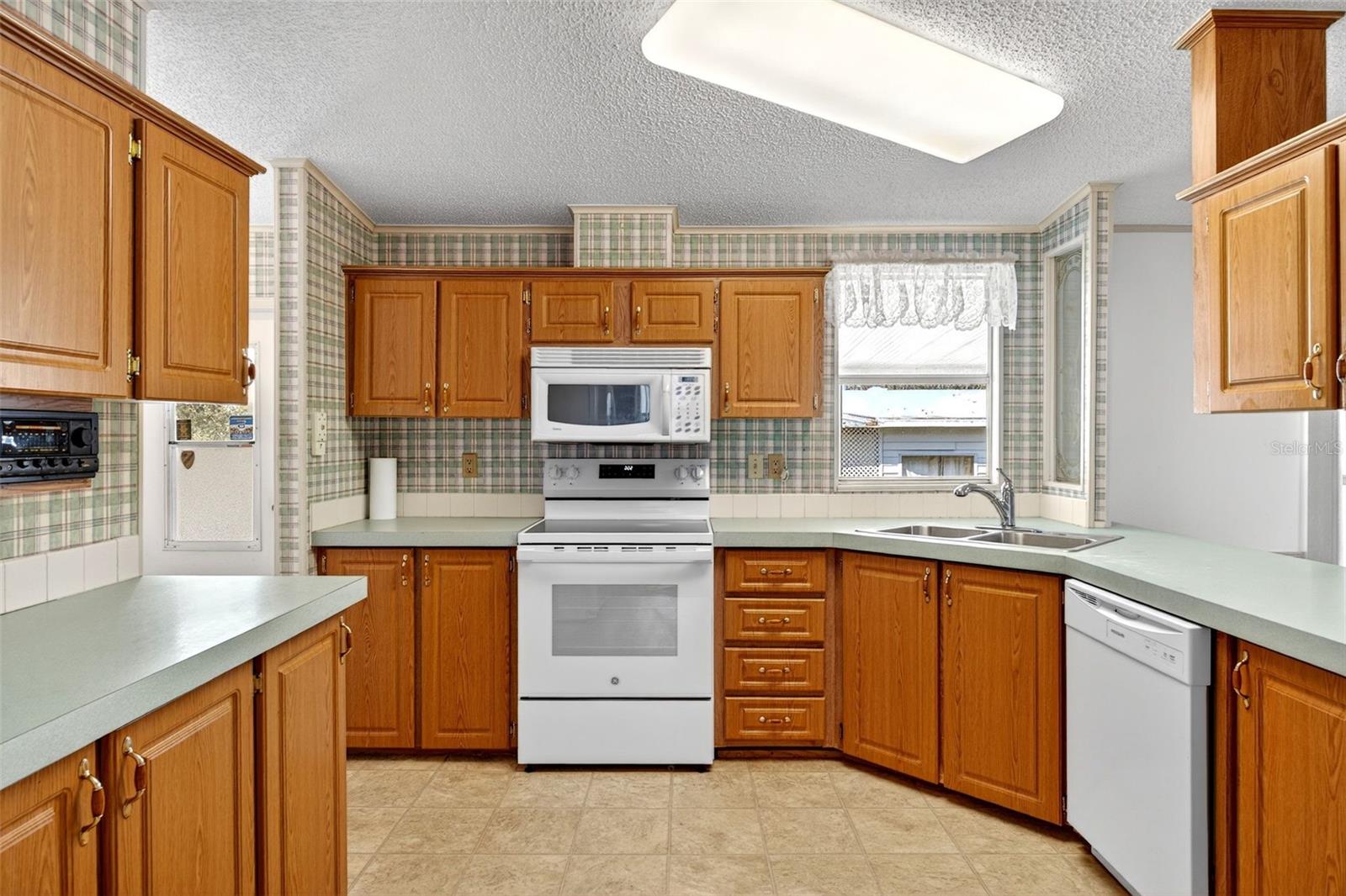 Image 13 of 47 For 8046 Highpoint Boulevard