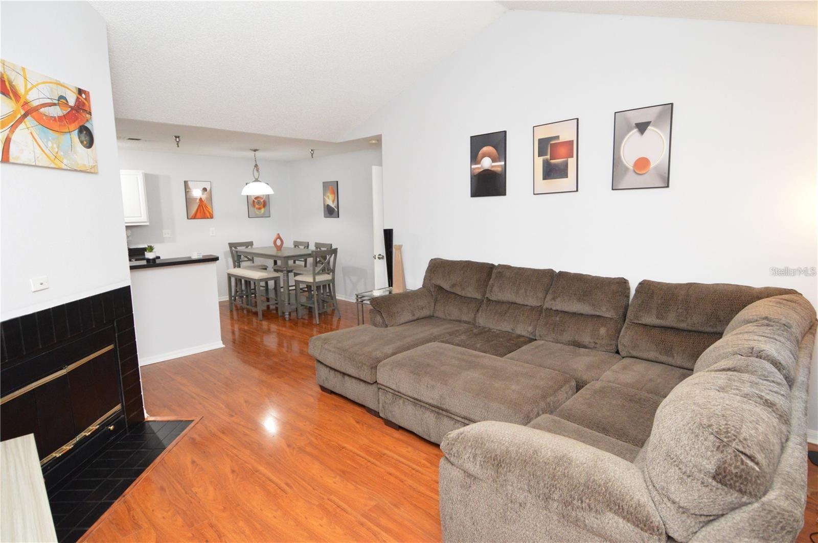 Image 13 of 100 For 10263 Gandy Boulevard N 108(furnis