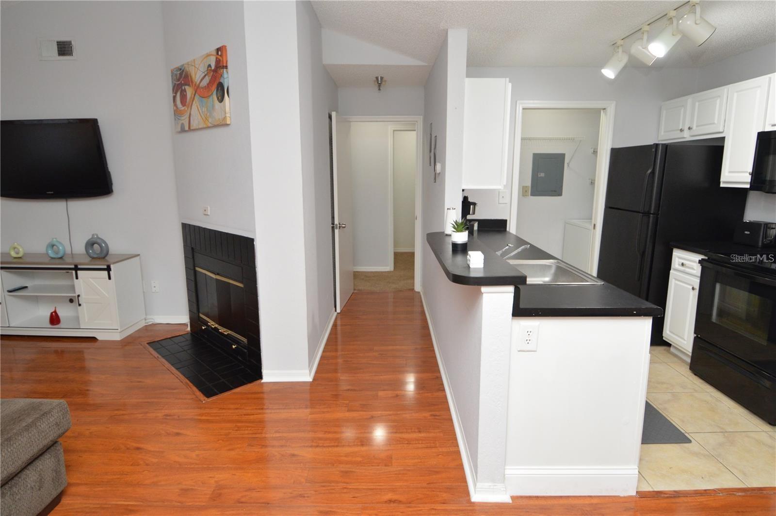 Image 15 of 100 For 10263 Gandy Boulevard N 108(furnis