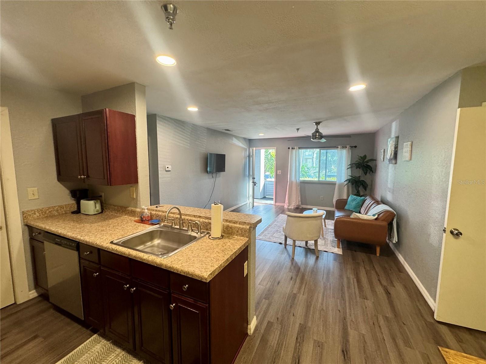 Image 4 of 25 For 10265 Gandy Boulevard N 1001