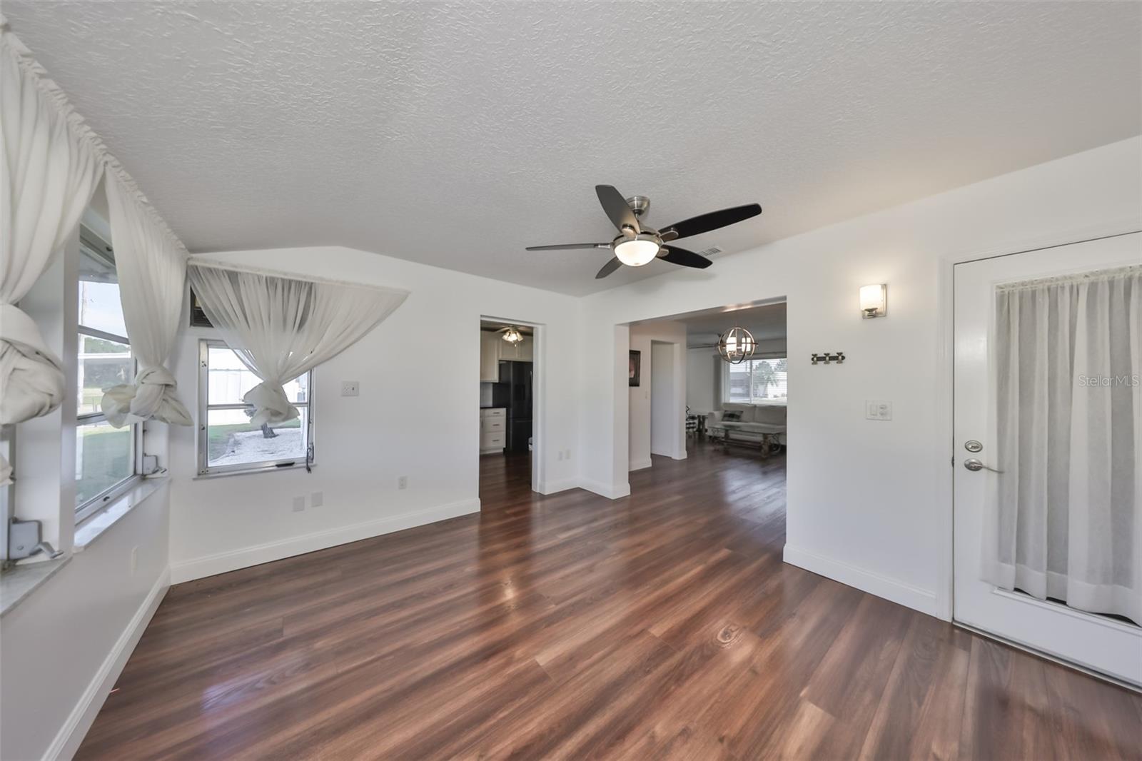 Image 13 of 39 For 611 Fox Hills Drive