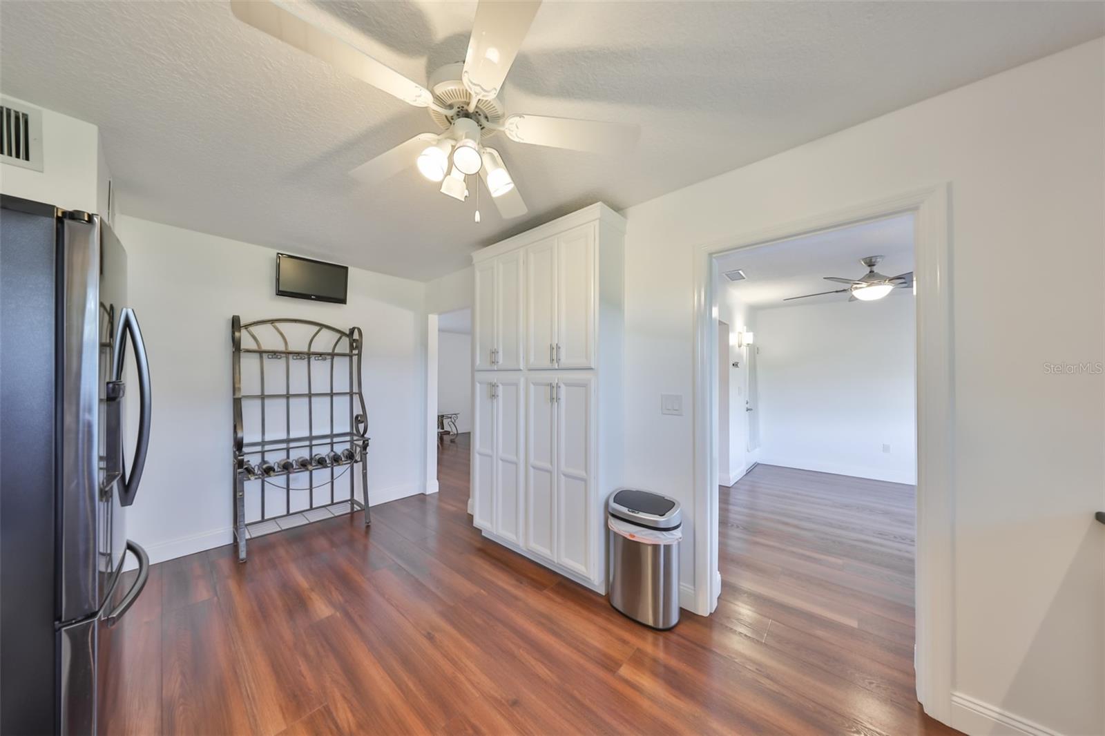 Image 15 of 39 For 611 Fox Hills Drive