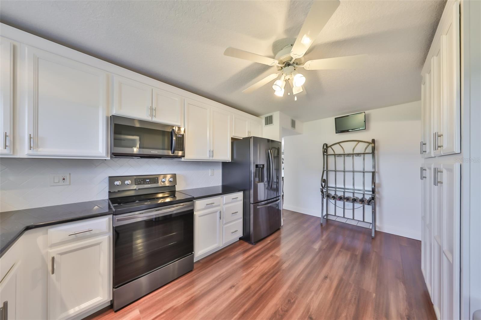 Image 16 of 39 For 611 Fox Hills Drive