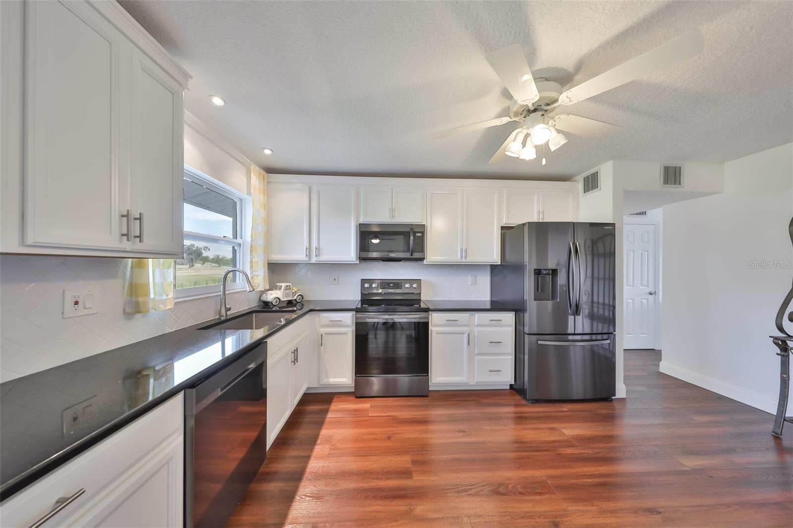 Image 17 of 39 For 611 Fox Hills Drive