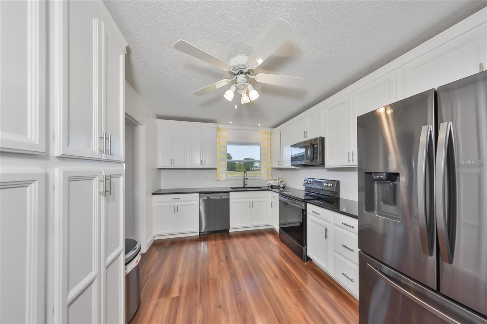 Image 18 of 39 For 611 Fox Hills Drive