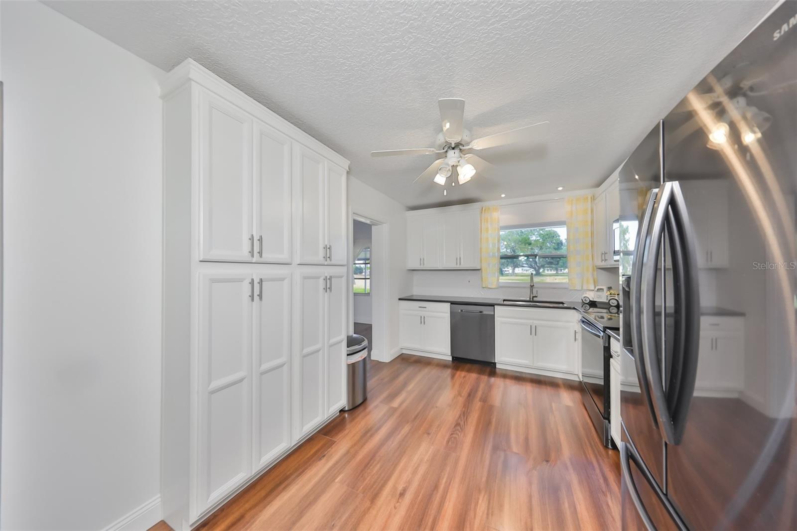 Image 19 of 39 For 611 Fox Hills Drive