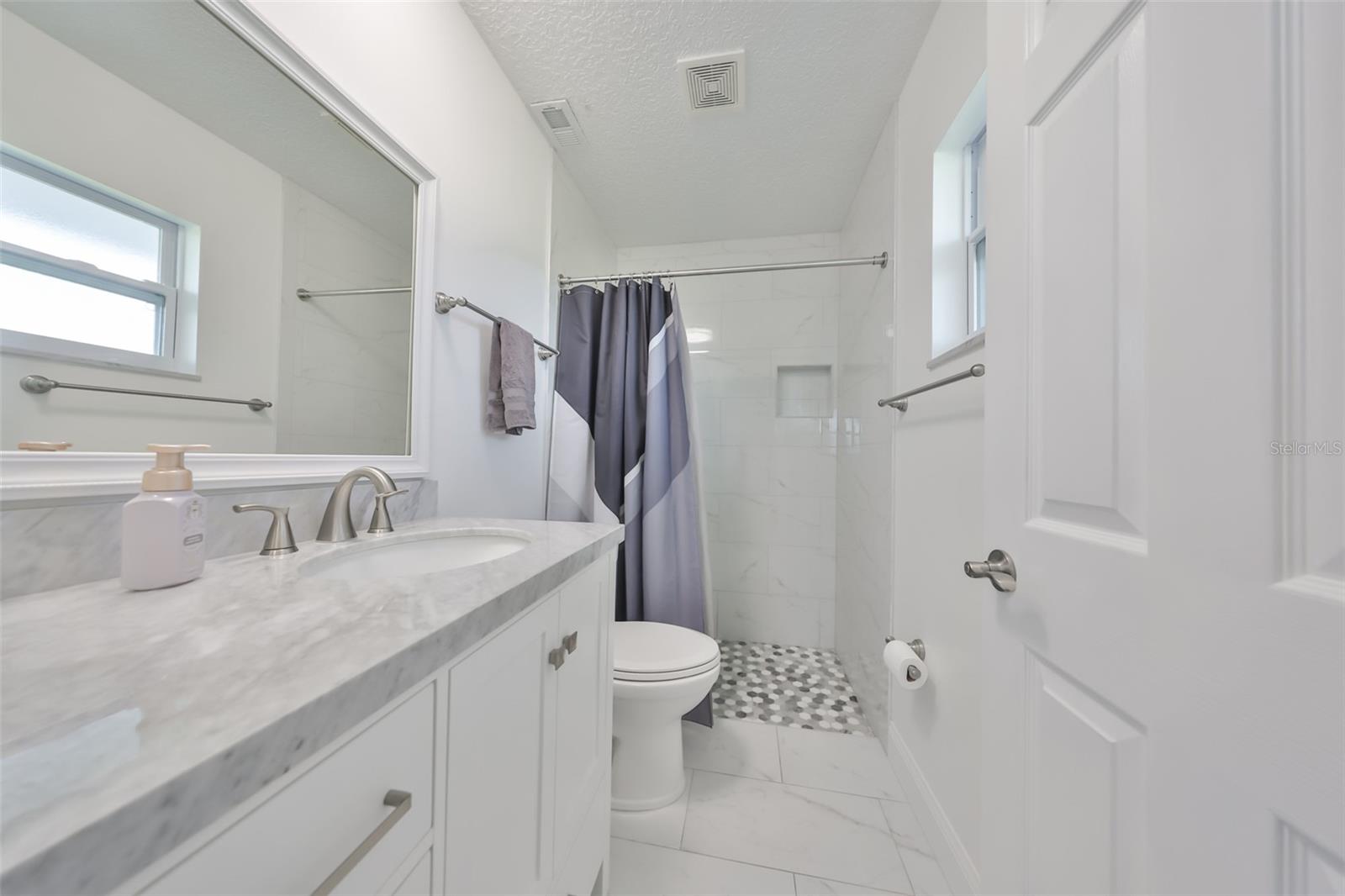 Image 23 of 39 For 611 Fox Hills Drive