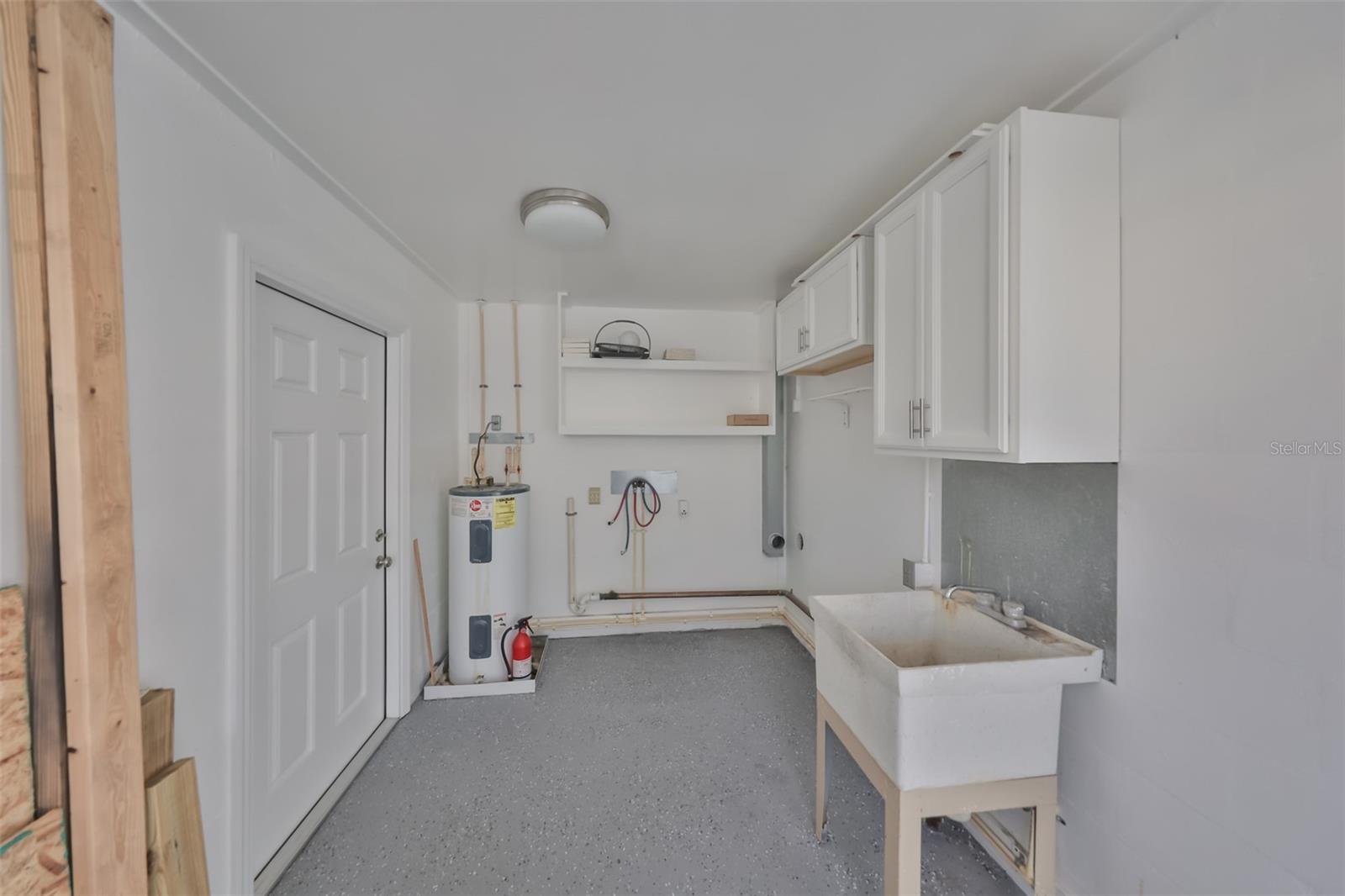 Image 28 of 39 For 611 Fox Hills Drive