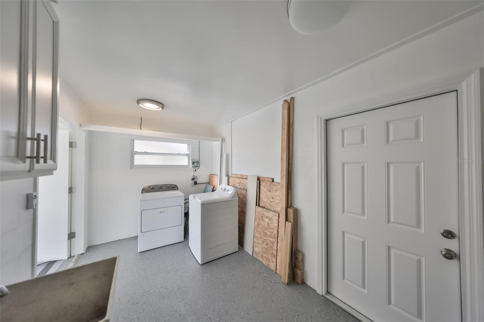 Image 29 of 39 For 611 Fox Hills Drive