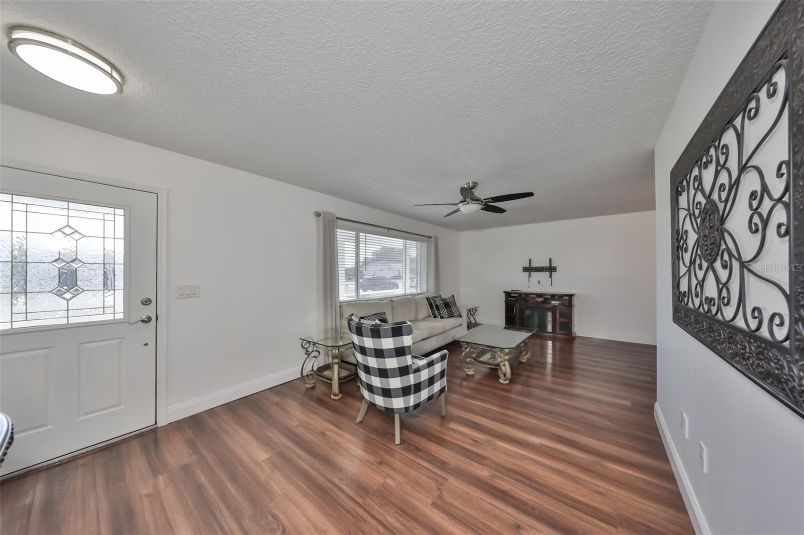 Image 6 of 39 For 611 Fox Hills Drive