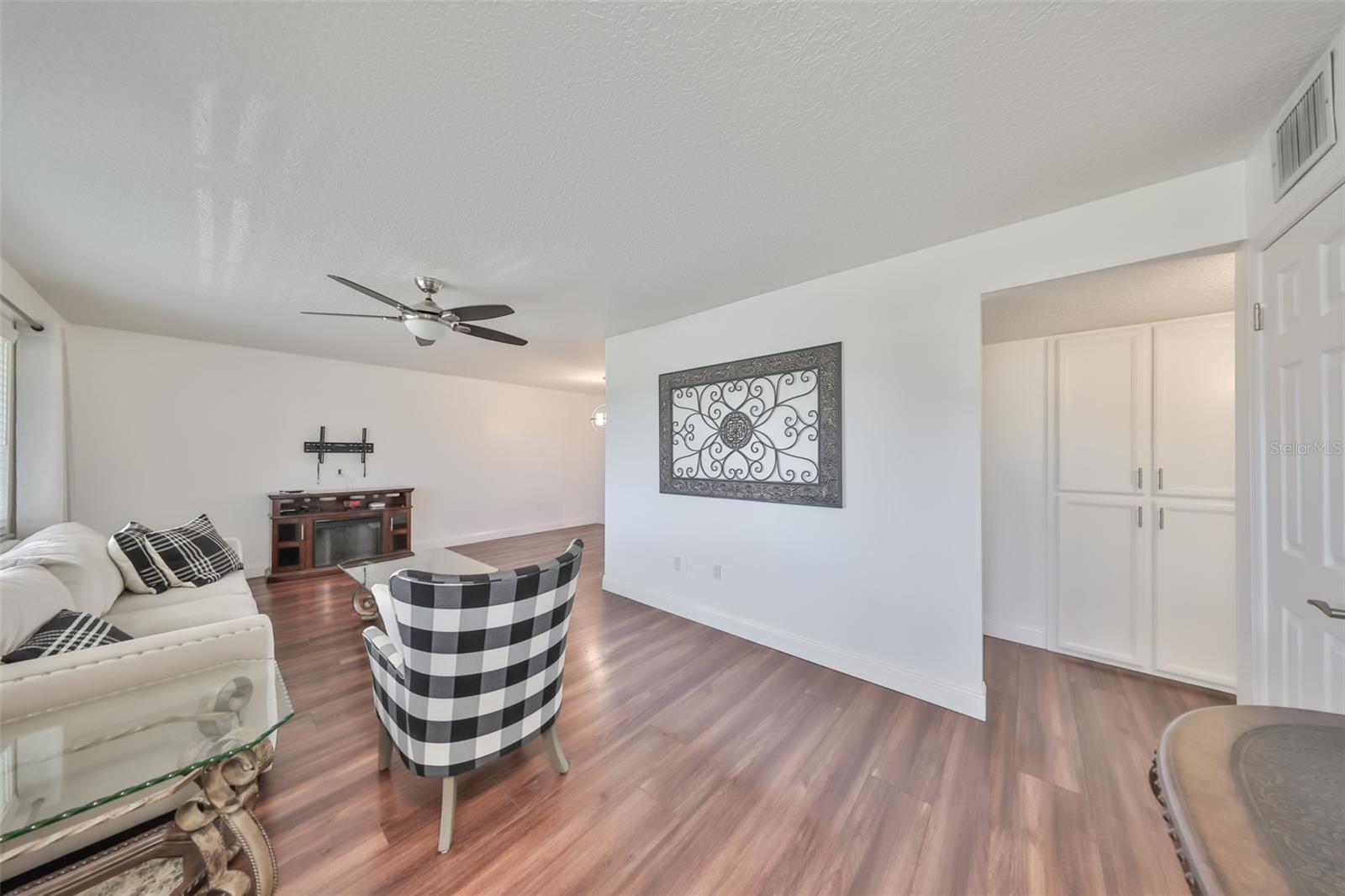 Image 7 of 39 For 611 Fox Hills Drive