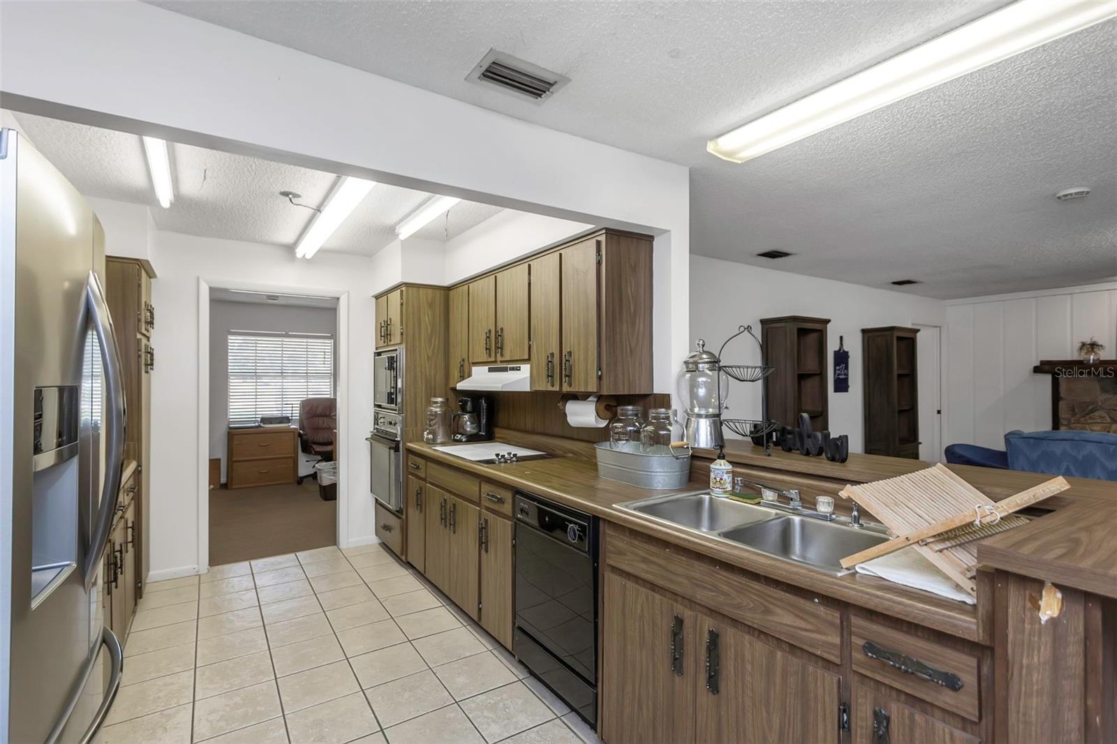 Image 16 of 66 For 17515 Lakeshore Road