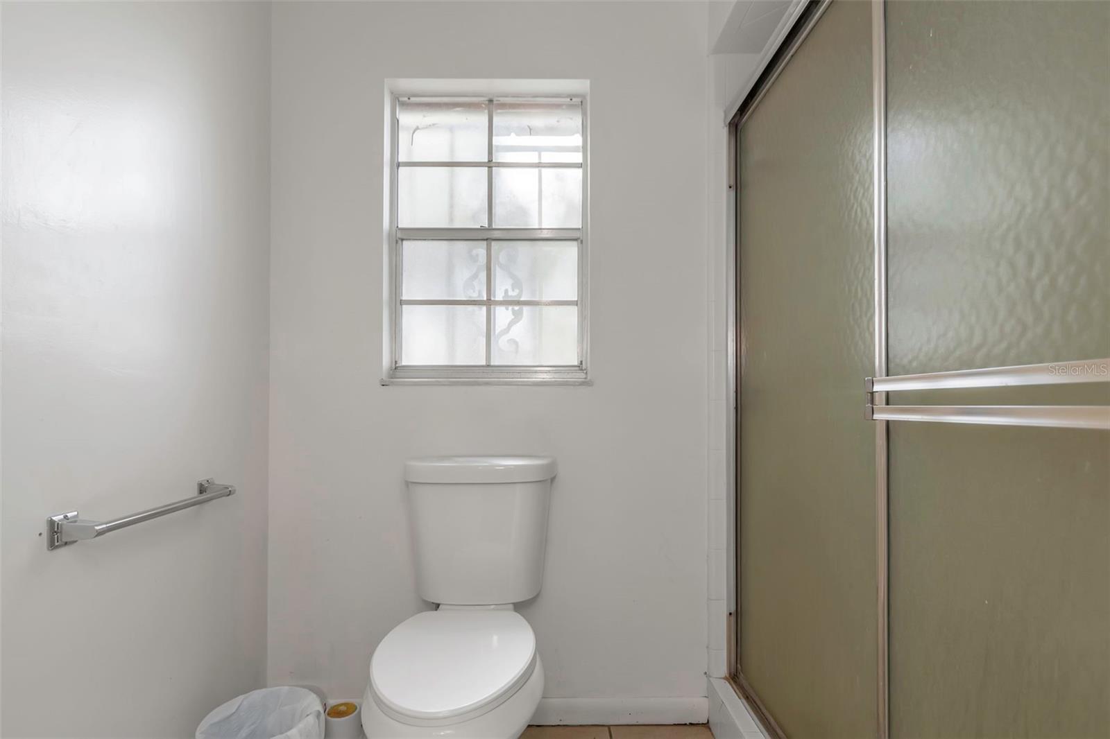 Image 27 of 66 For 17515 Lakeshore Road