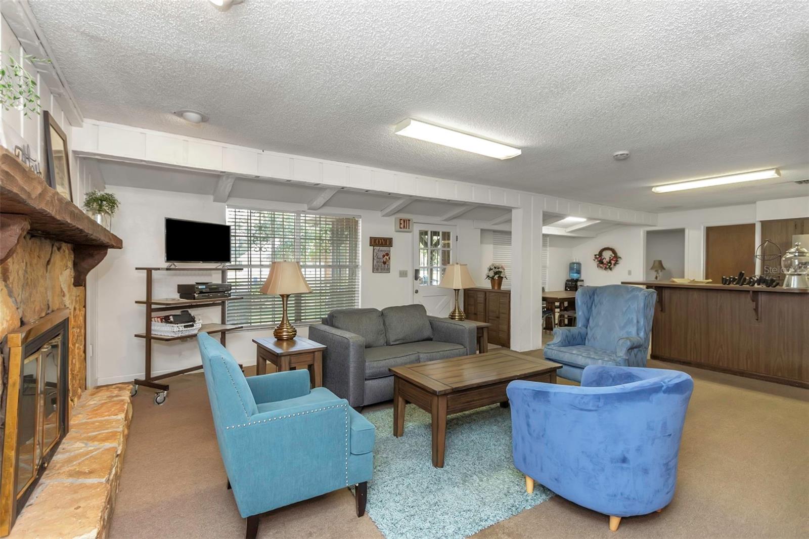 Image 31 of 66 For 17515 Lakeshore Road