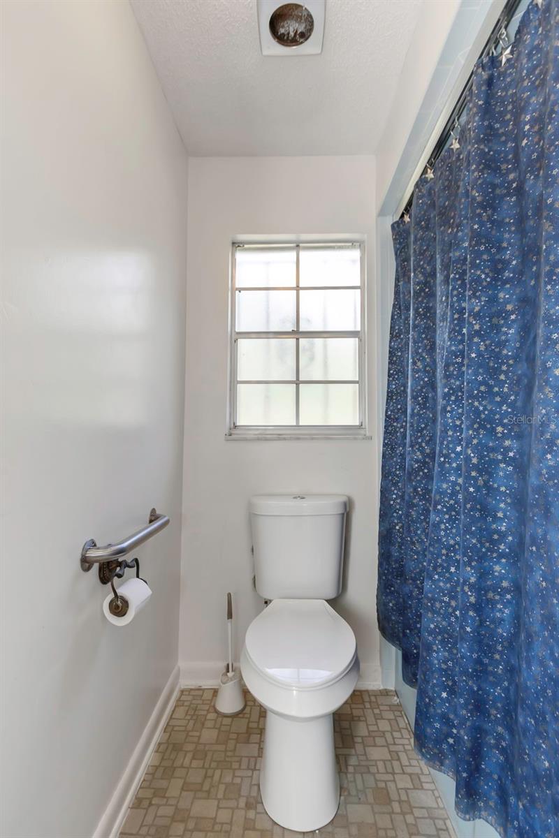 Image 38 of 66 For 17515 Lakeshore Road