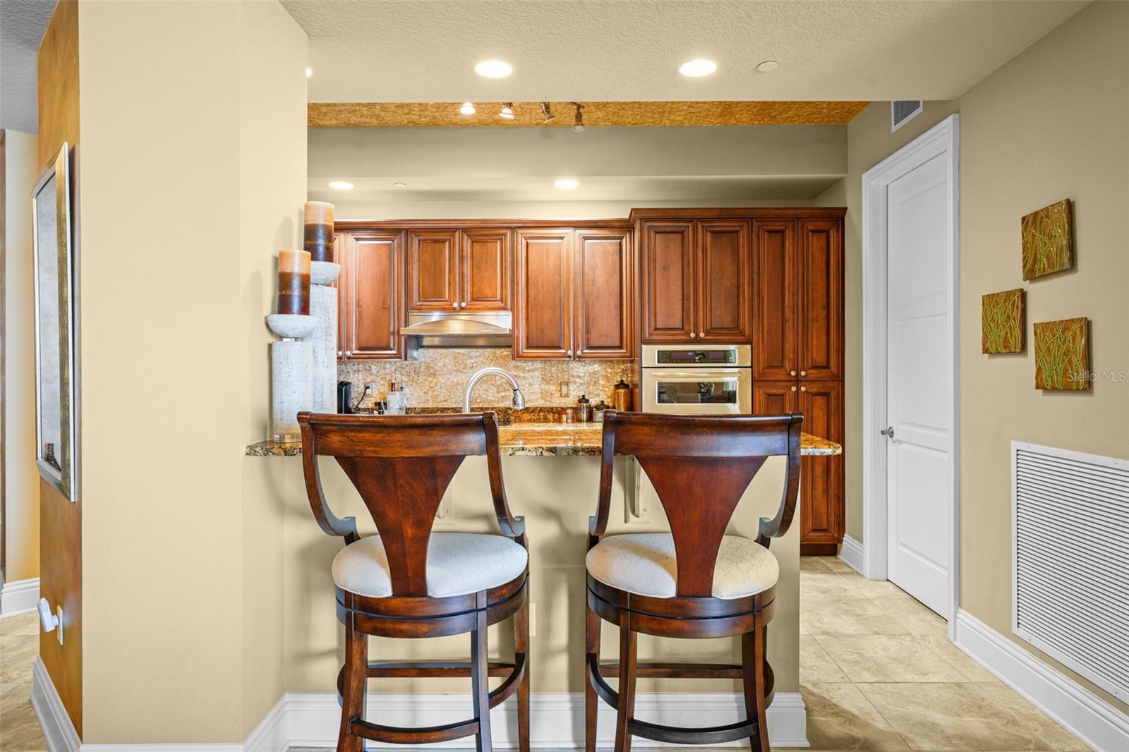 Image 13 of 46 For 470 Mandalay Avenue 403