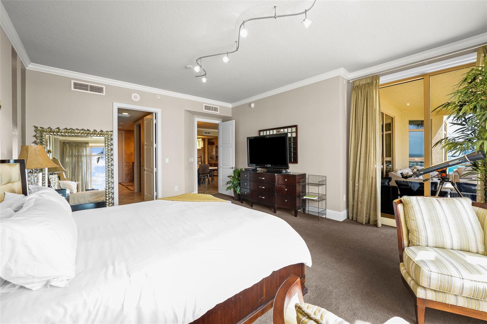 Image 27 of 46 For 470 Mandalay Avenue 403