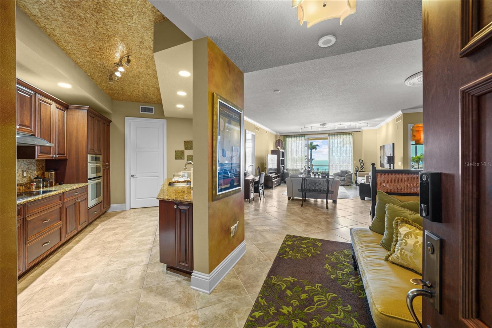 Image 3 of 46 For 470 Mandalay Avenue 403