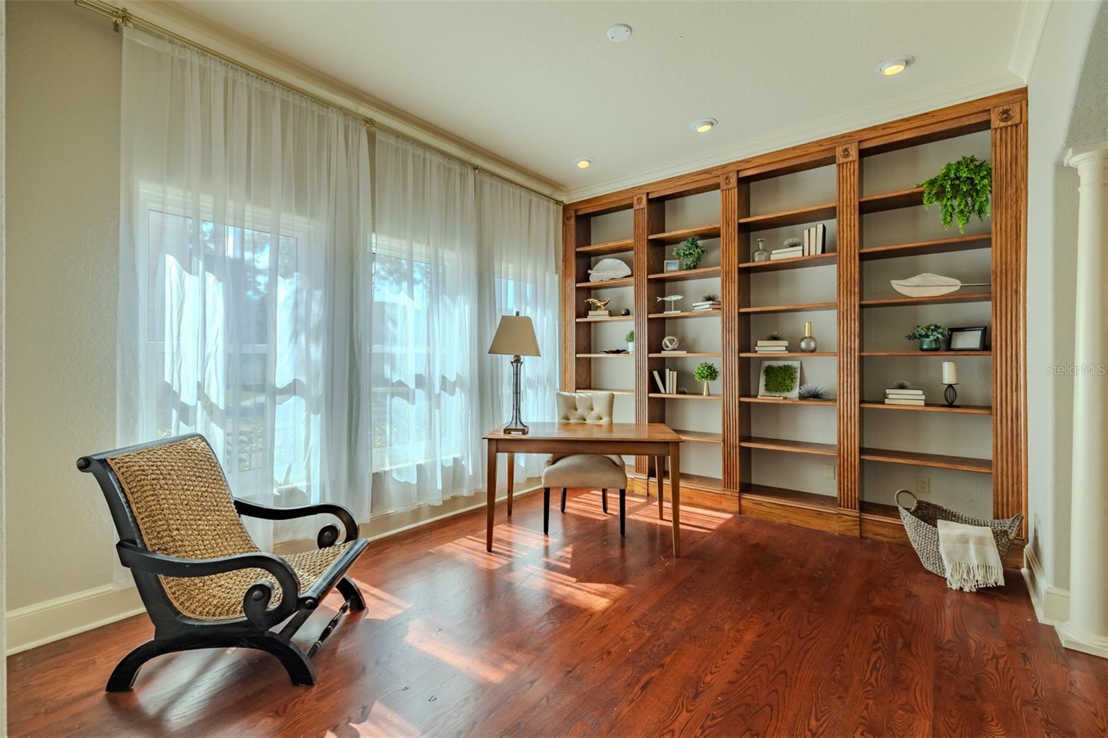 Listing photo id 8 for 4605 Vasconia Street