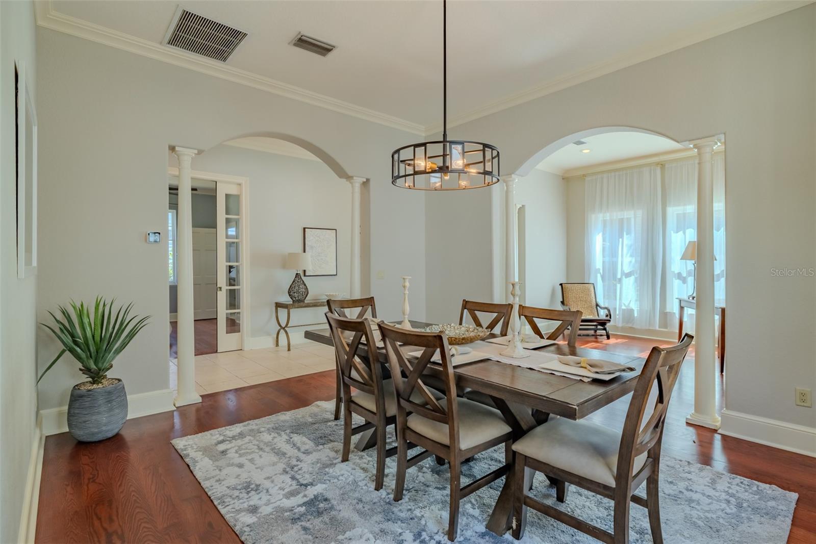 Listing photo id 12 for 4605 Vasconia Street