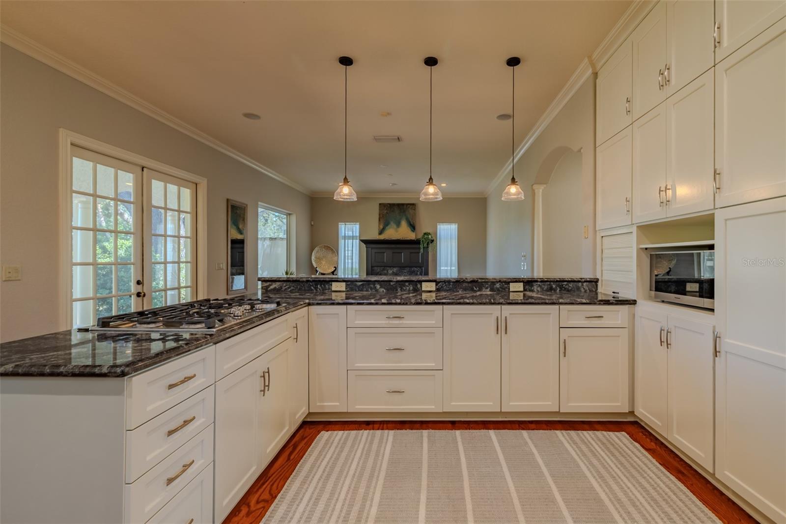 Listing photo id 13 for 4605 Vasconia Street