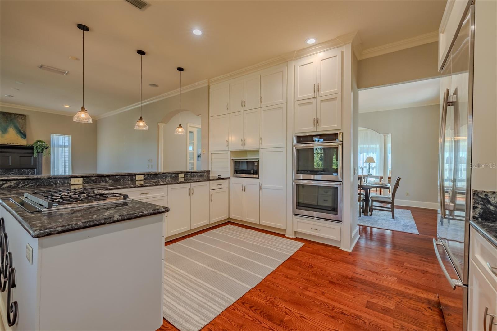 Listing photo id 15 for 4605 Vasconia Street